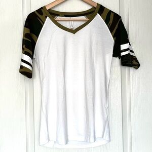 Authentic T-Shirt Company ATC White Camo V-Neck Gorpcore Military Utility Size M